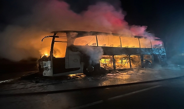 Seyir halindeki yolcu otobüsü yandı BÖLGE HABERLERİ